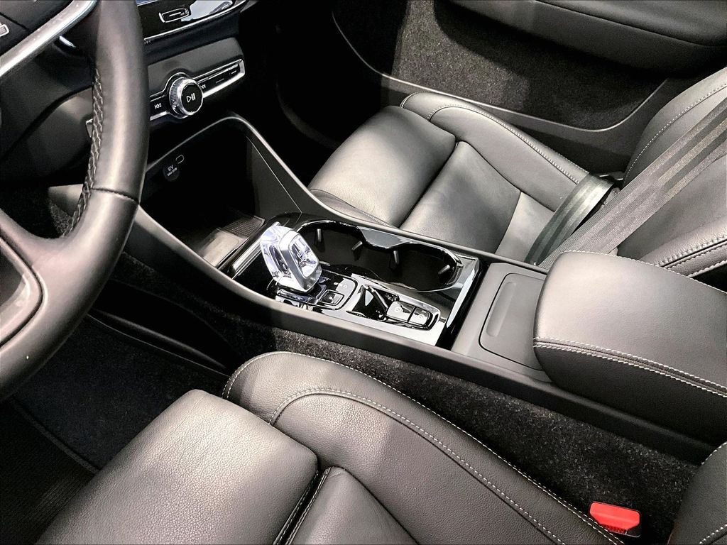 2025 Volvo XC40 — photo 14