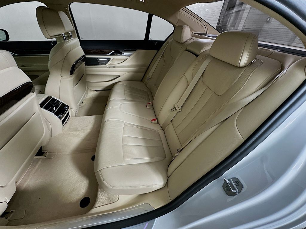 Thumbnail: 2022 BMW 7 Series - 25
