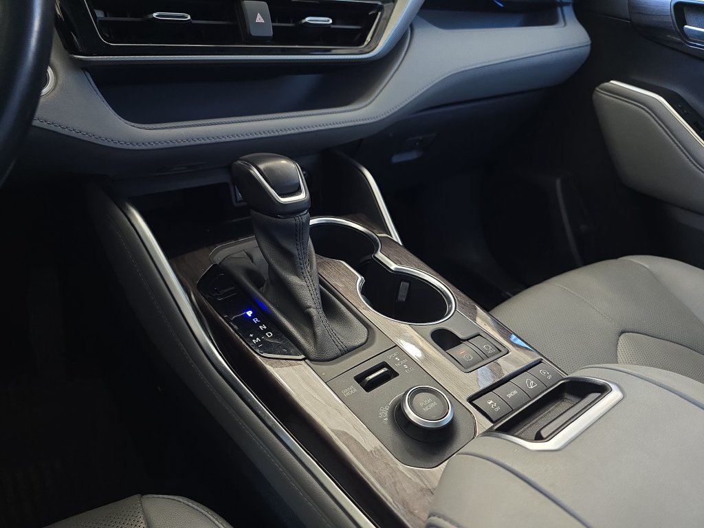 Used 2020 Blue Toyota Platinum image 27
