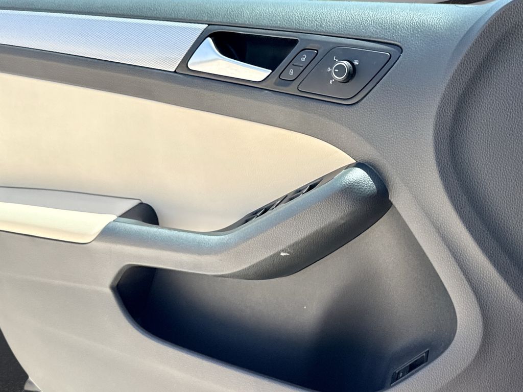 Thumbnail: 2015 Volkswagen Jetta - 29