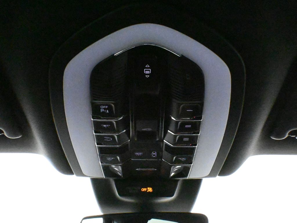 Thumbnail: 2025 Porsche Macan - 21