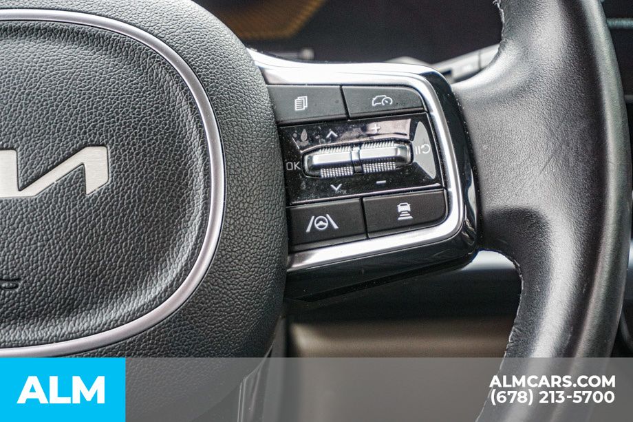 Used 2025 White Kia LXS image 32