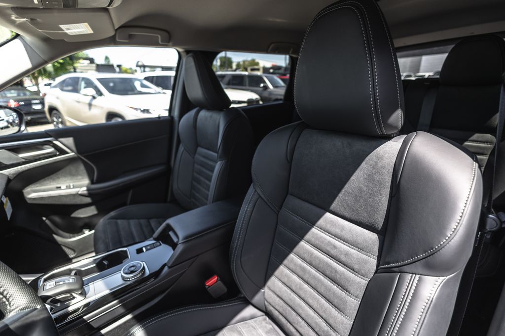 2026 Mitsubishi Outlander SE thumbnail 12