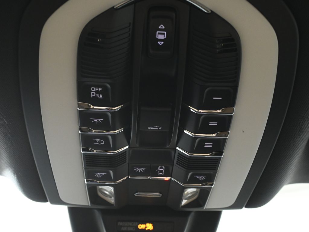 Thumbnail: 2026 Porsche Macan - 21