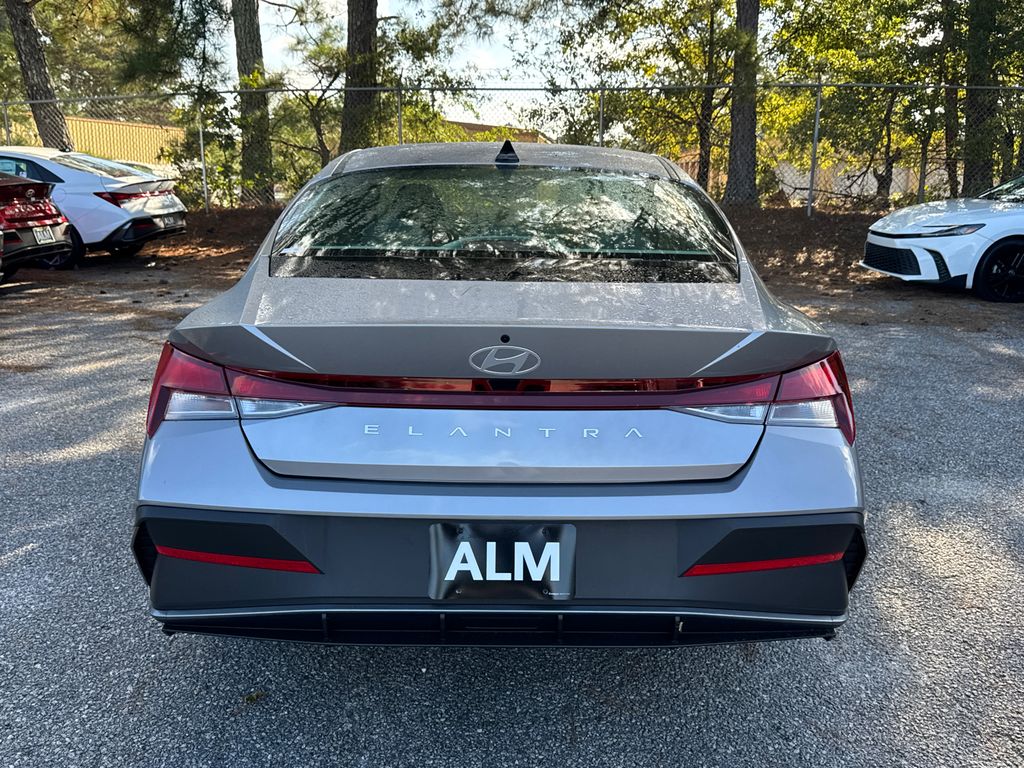 2025 Hyundai Elantra SE photo 4