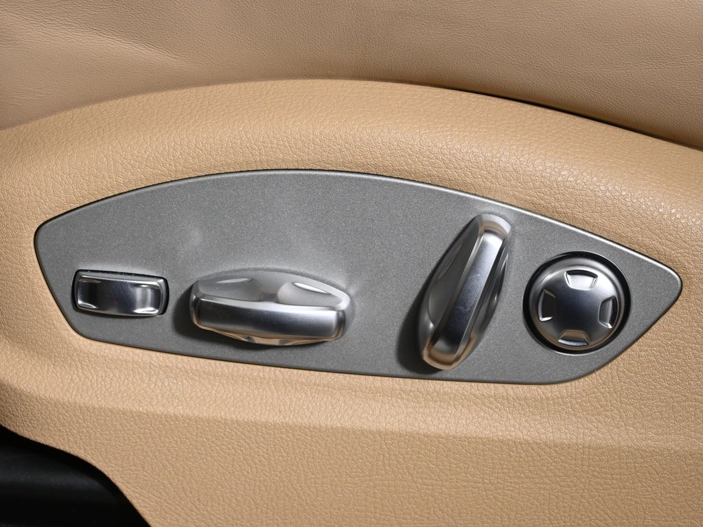 Thumbnail: 2025 Porsche Macan - 31