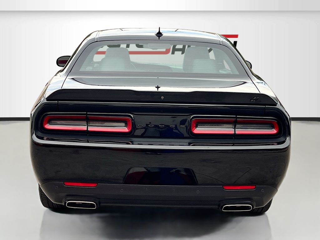 Used 2022 Black Dodge SXT image 6