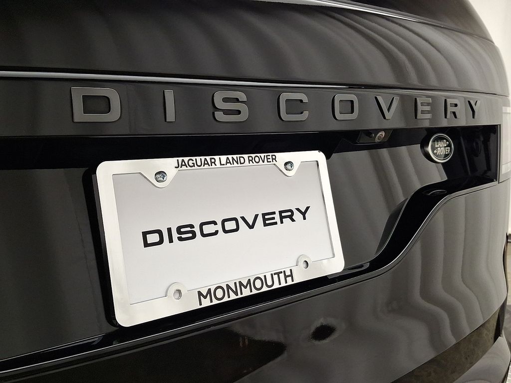 Thumbnail: 2023 Land Rover Discovery - 32