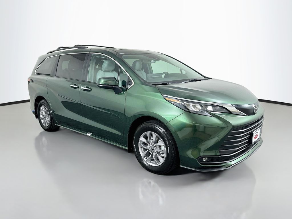 Thumbnail: 2026 Toyota Sienna - 3