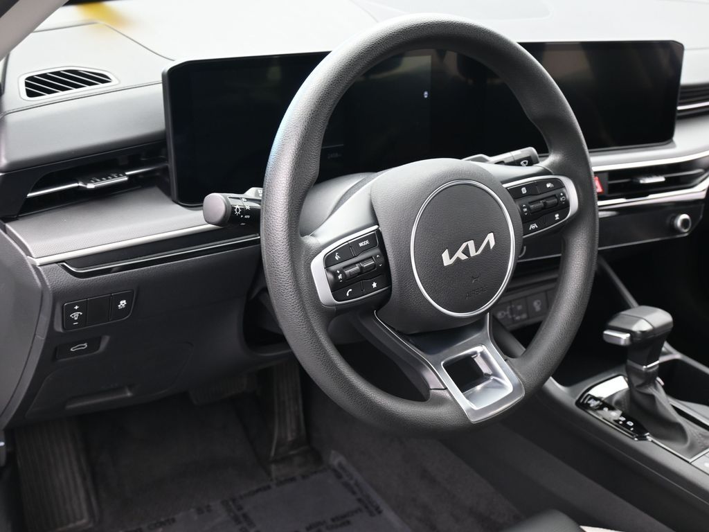New 2025 Snow White Pearl Kia LXS image 15