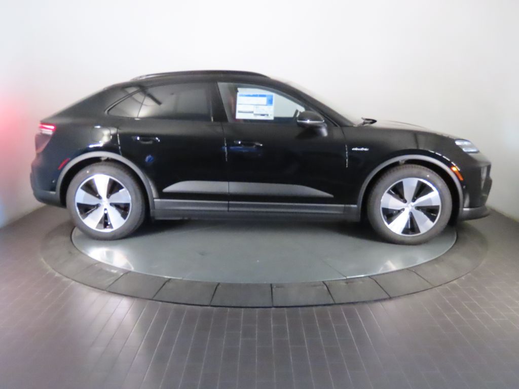 Thumbnail: 2026 Porsche Macan - 8