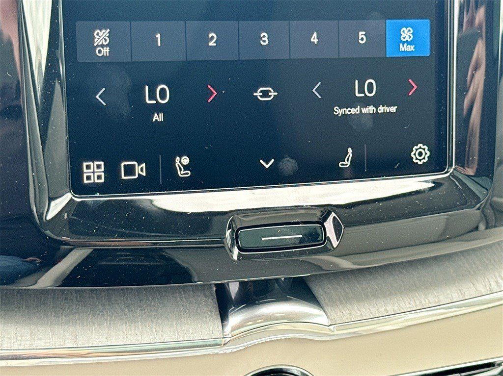 New 2025 Crystal White Volvo T8 Plus image 21