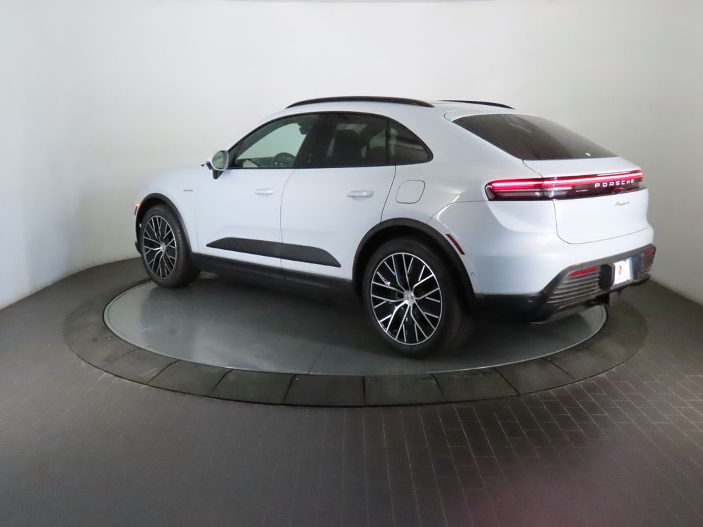 Thumbnail: 2026 Porsche Macan - 3