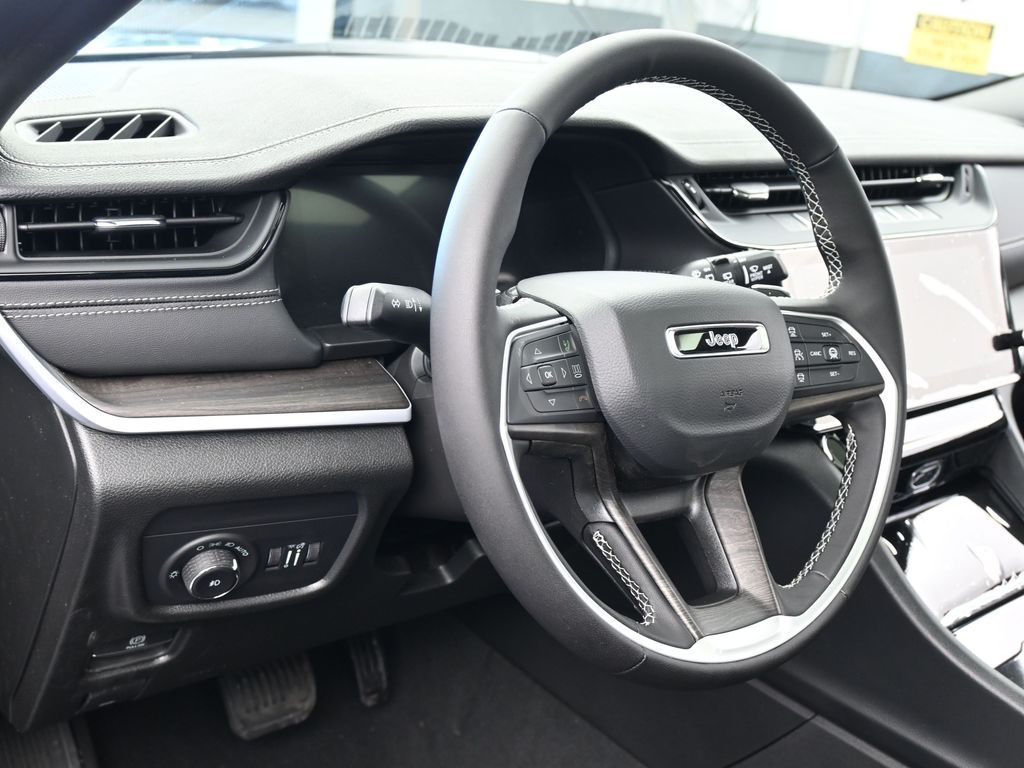 New 2026 Diamond Black Crystal Pearlcoat Jeep Limited image 15