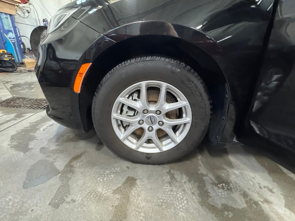 Used 2023 Chrysler Pacifica Van