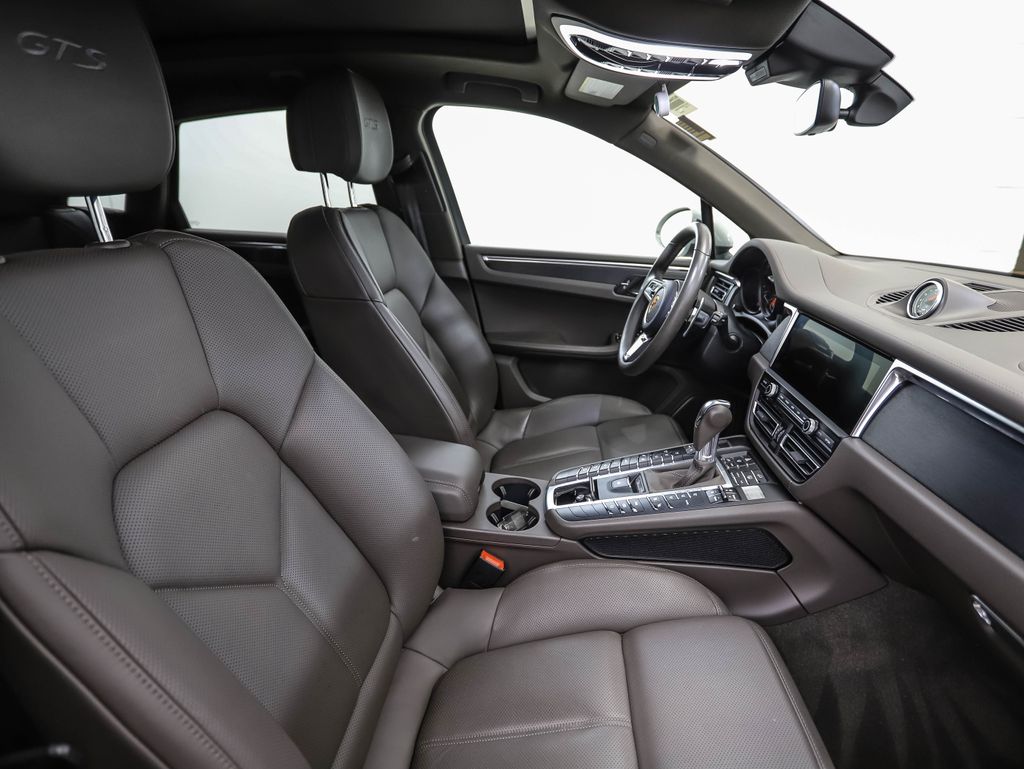 Thumbnail: 2021 Porsche Macan - 30