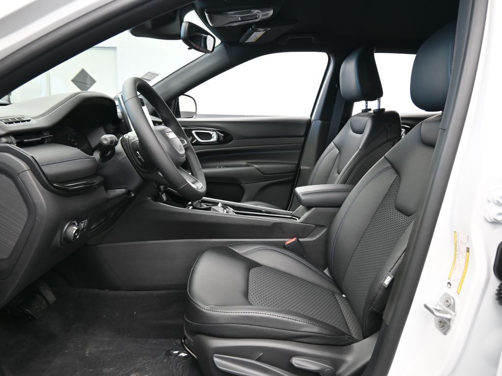 New 2026 Bright White Clearcoat Jeep Latitude image 11