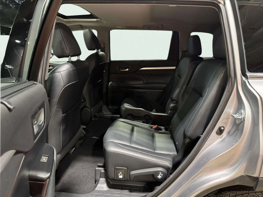 Used 2015 Silver Sky Metallic Toyota XLE V6 image 23