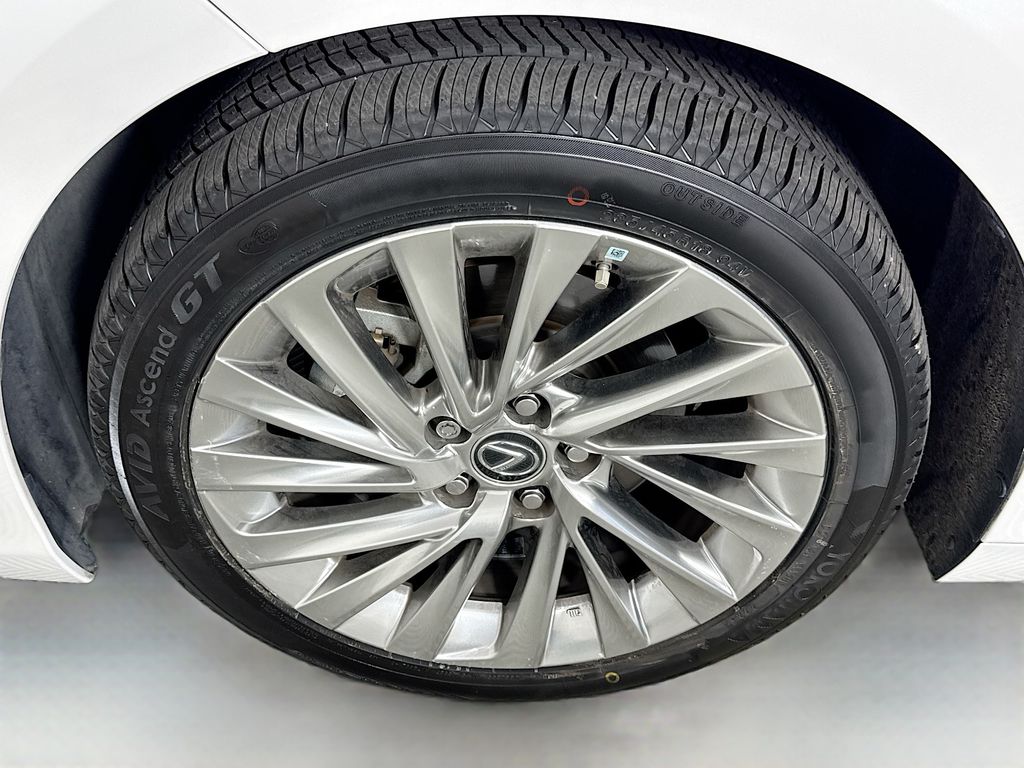 Thumbnail: 2019 Lexus ES - 32