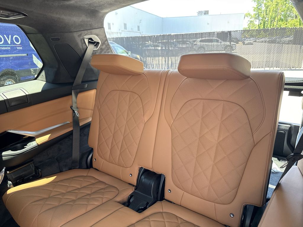 Thumbnail: 2027 BMW X7 - 24