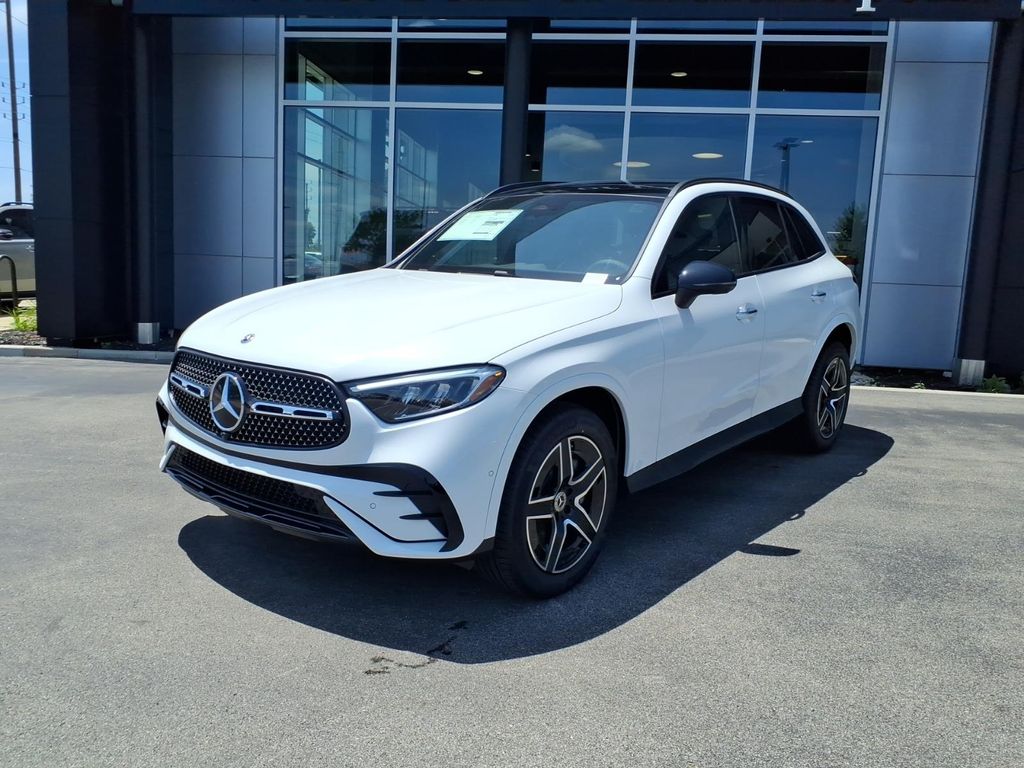 New 2026 MANUFAKTUR Moonlight White Metallic Mercedes-Benz GLC 300 image 2