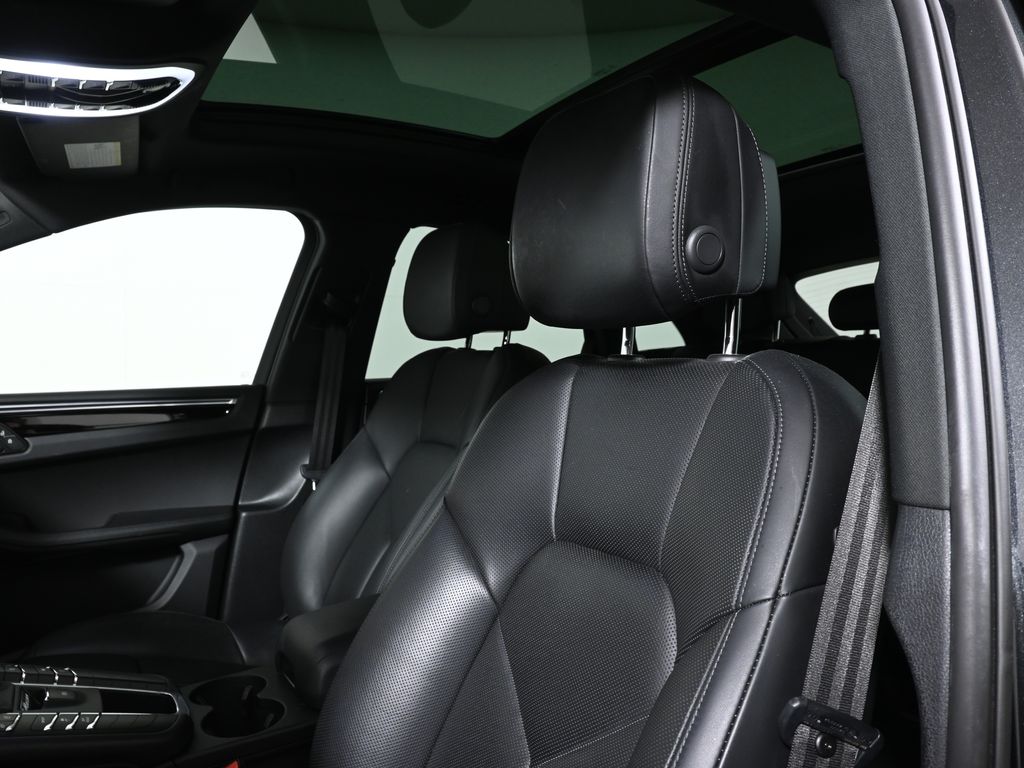 Thumbnail: 2021 Porsche Macan - 6