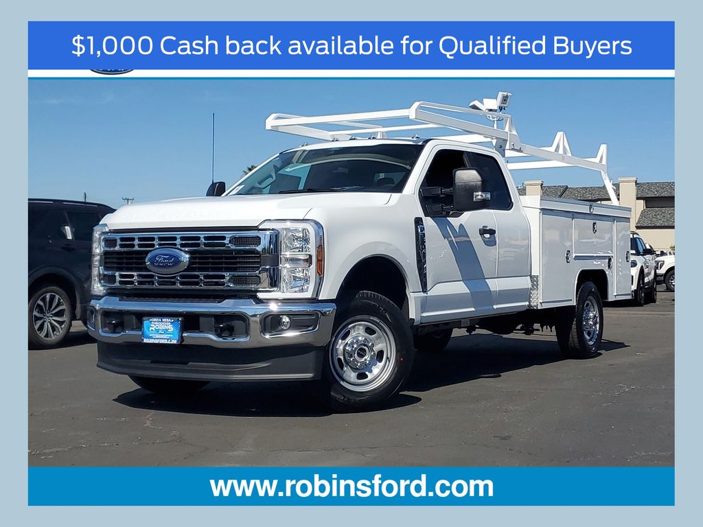 Oxford White 2026 Ford F-350 Super Duty Chassis XL SuperCab 4WD Pickup Truck Four-Wheel Drive Automatic