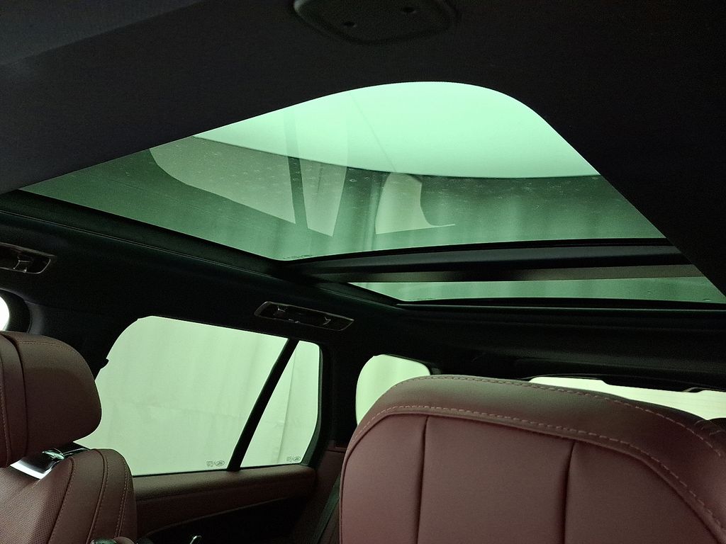 2025 Land Rover Range Rover SE 9