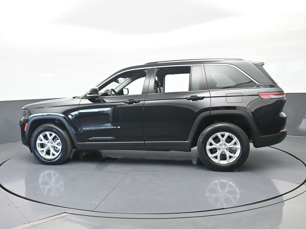 Used 2024 Diamond Black Crystal Pearlcoat Jeep Limited image 3