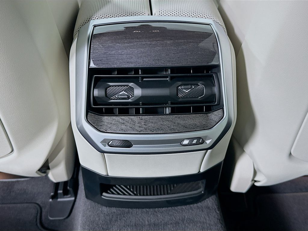Thumbnail: 2026 BMW 7 Series - 18