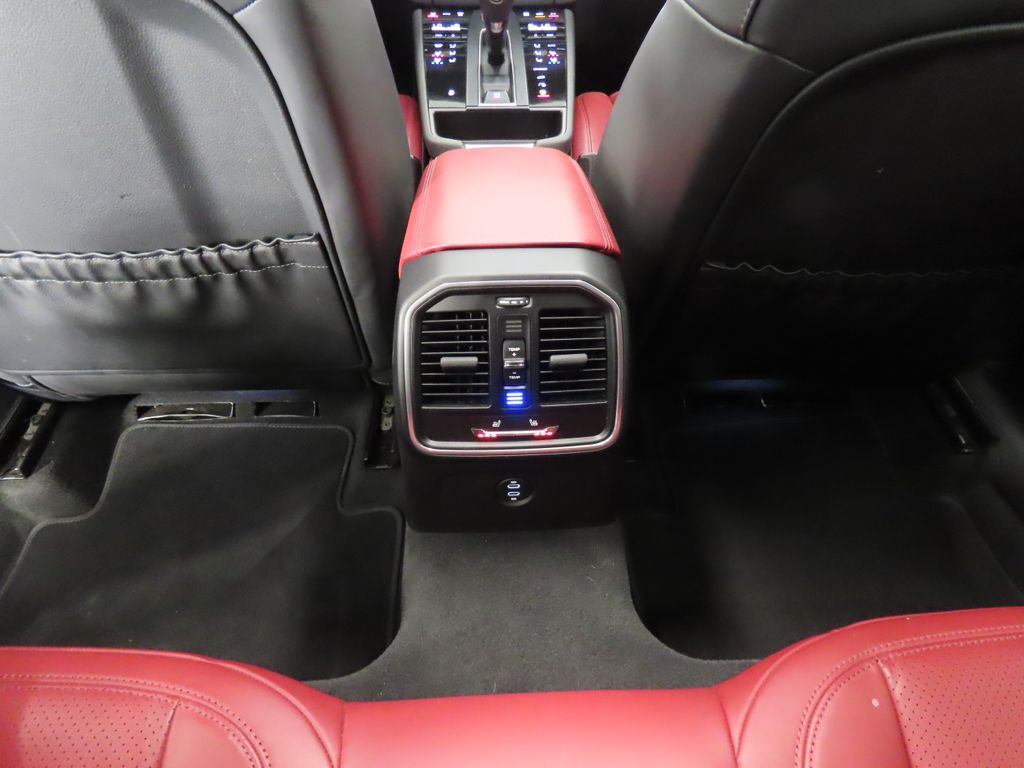 Thumbnail: 2024 Porsche Macan - 31