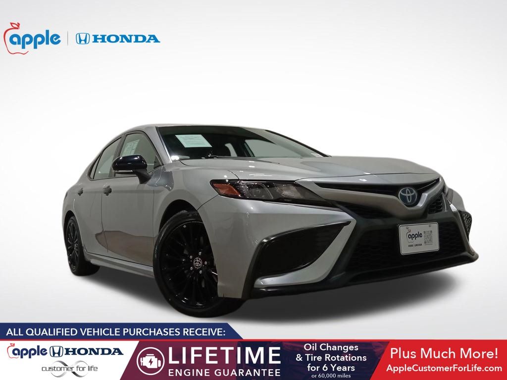 2022 Toyota Camry SE Hybrid