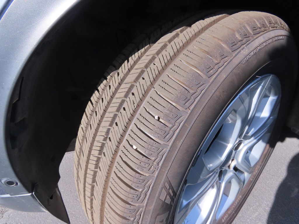 Thumbnail: 2021 Land Rover Discovery Sport - 14