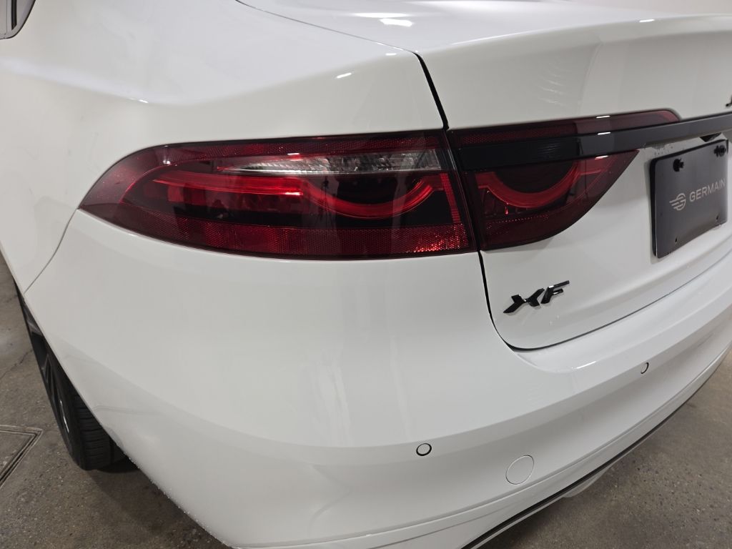 Certified Used 2022  Jaguar R-Dynamic SE image 25