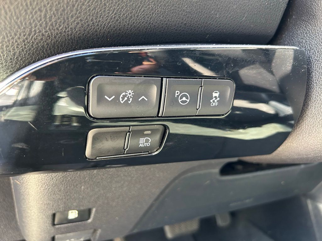 Thumbnail: 2020 Toyota Prius - 17