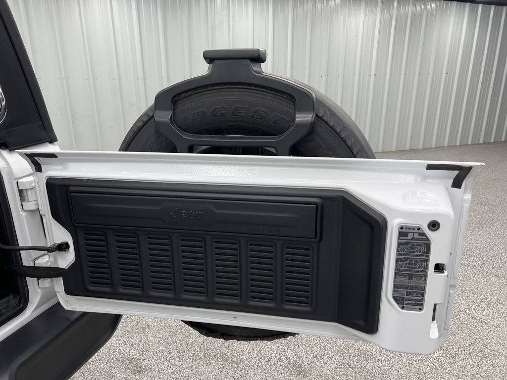 2024 Jeep Wrangler Sahara - 9
