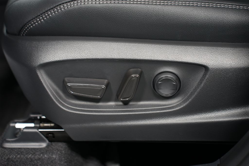 2025 Toyota Corolla Cross XLE 32