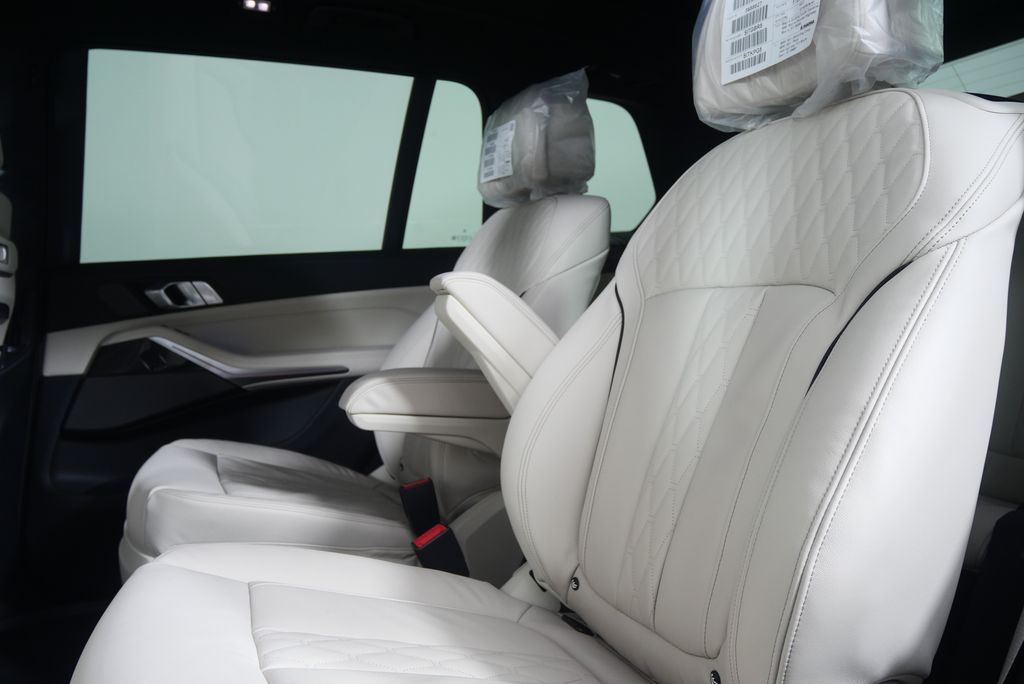 Thumbnail: 2026 BMW X7 - 16