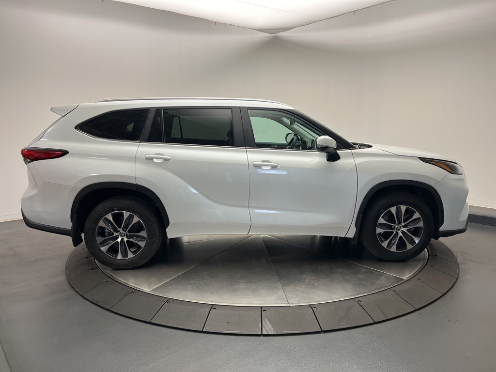 Thumbnail: 2023 Toyota Highlander - 8