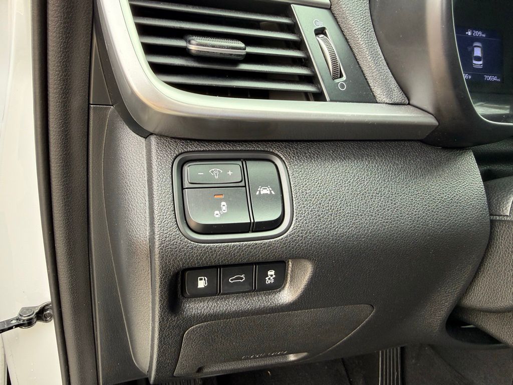 Thumbnail: 2020 Kia Optima - 11