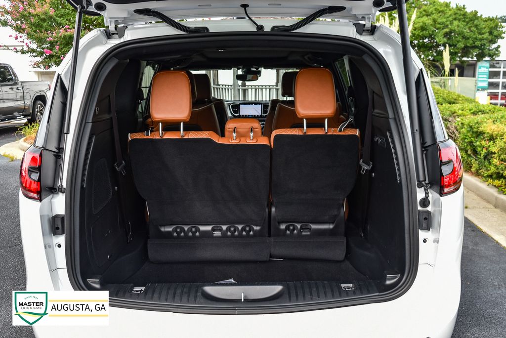 Used 2025 Chrysler Pacifica Van