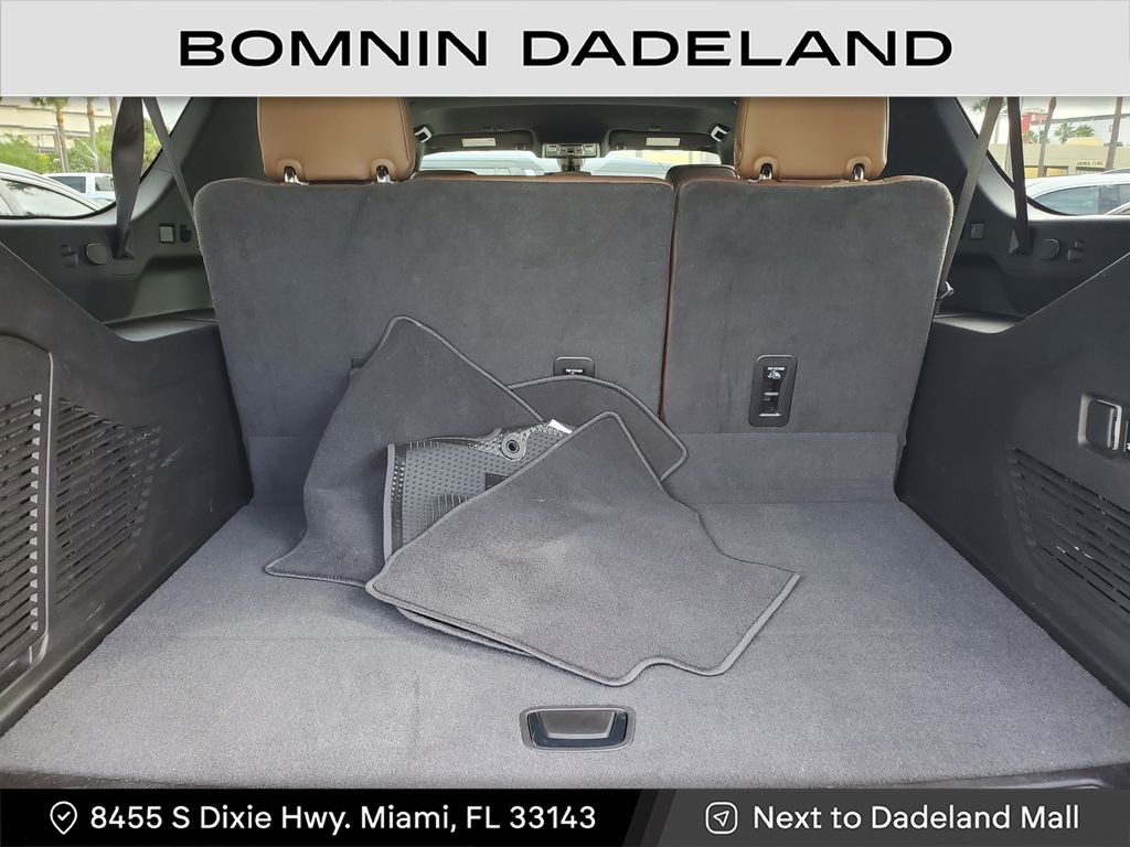 2022 Chevrolet Suburban High Country photo