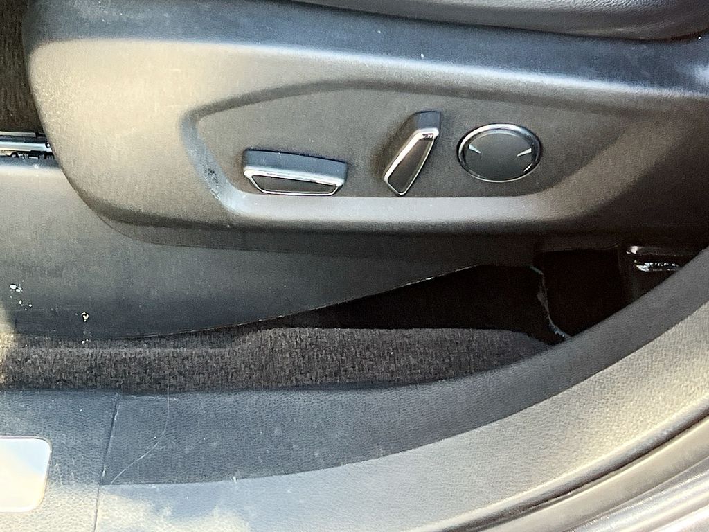 Used 2017 Quartz Metallic Ford Sport image 19