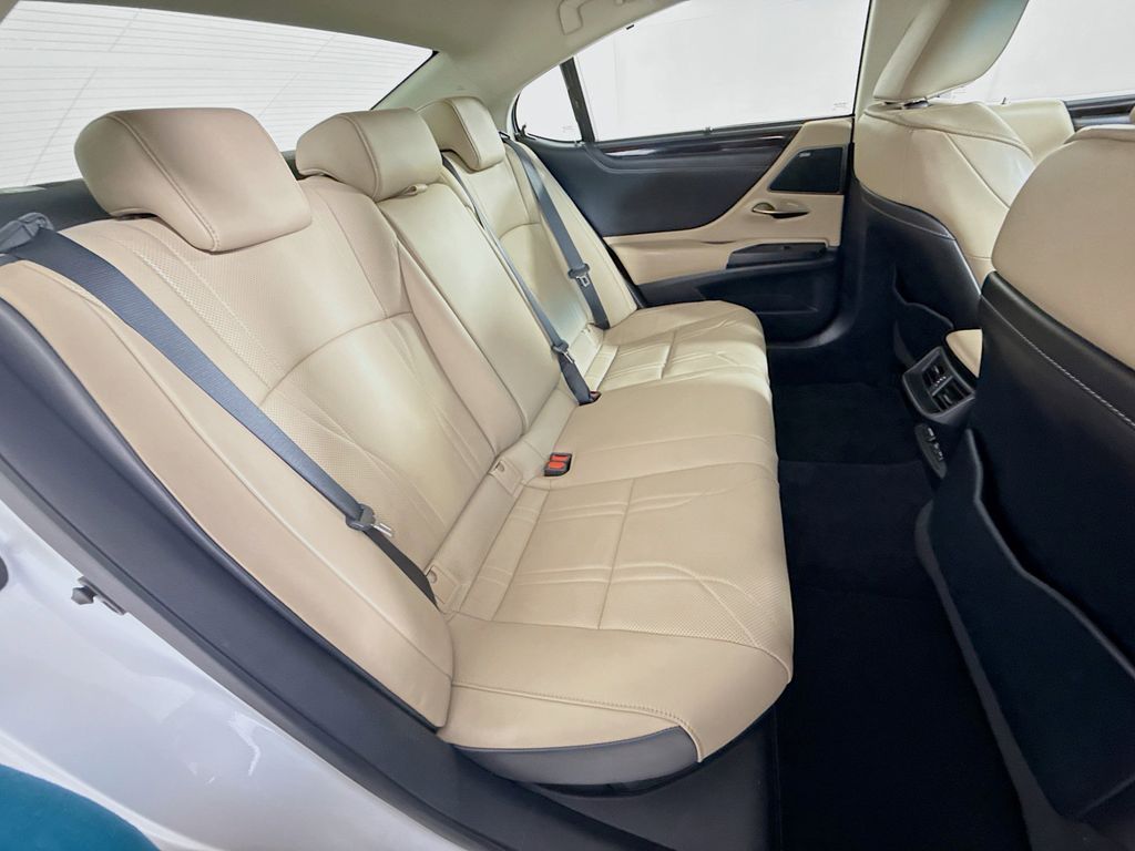 Thumbnail: 2021 Lexus ES - 28