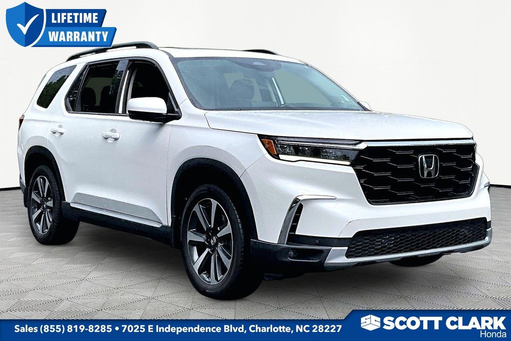 2023 Honda Pilot Touring AWD's photo