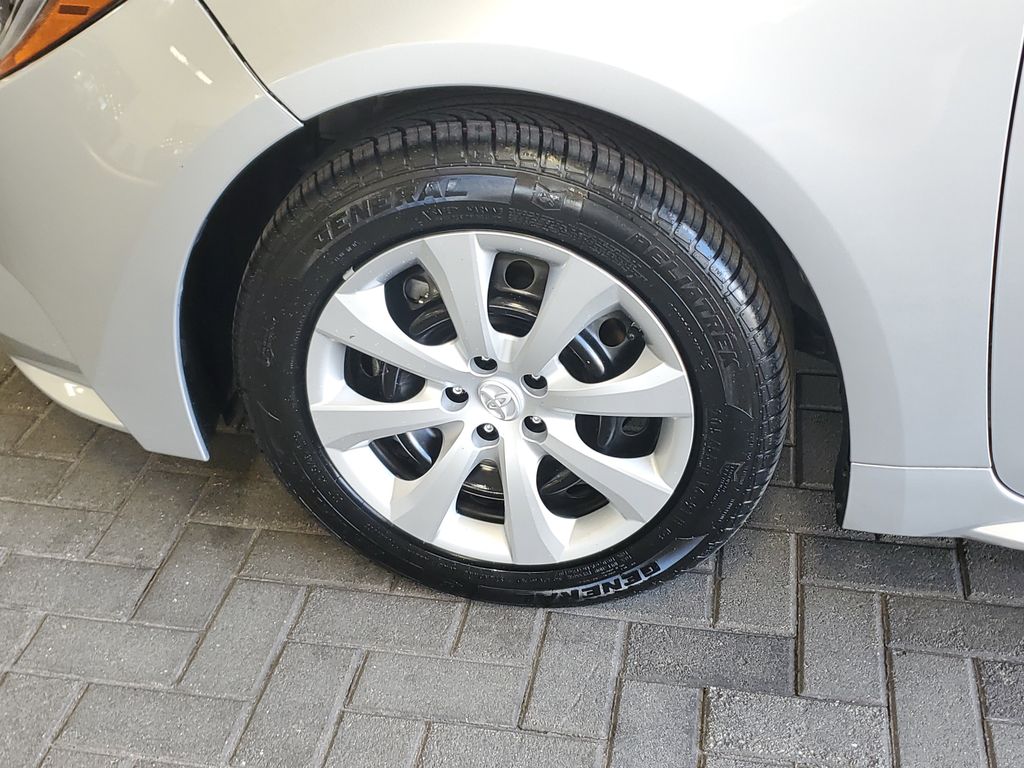2022 Toyota Corolla LE photo 9
