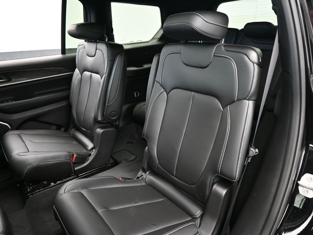 New 2026 Diamond Black Crystal Pearlcoat Jeep Limited image 29
