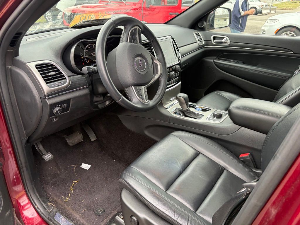 Used 2019 Red Jeep Limited image 4
