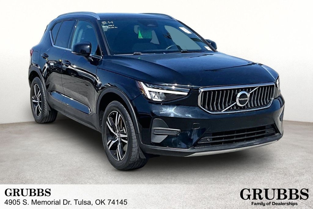  2025 Volvo XC40 B5 Core Bright Theme AWD   
