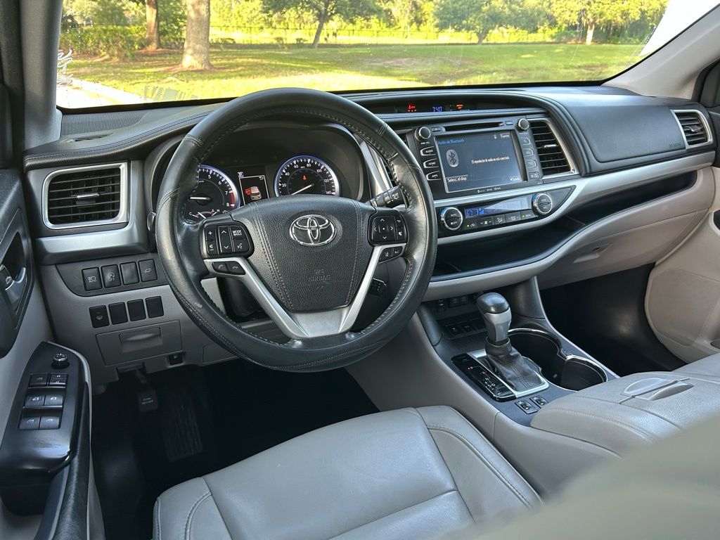 2017 Toyota Highlander SE 12